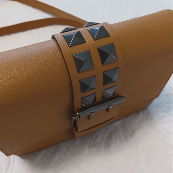 👜 Mustard Yellow Handbag with Black Metal buckle & chain detail 👜 - Picture 3 of 6